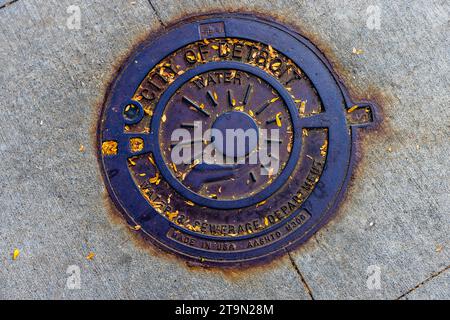 Mannlochabdeckung in Detroit, USA. PWater and Kanalisation Department Stockfoto