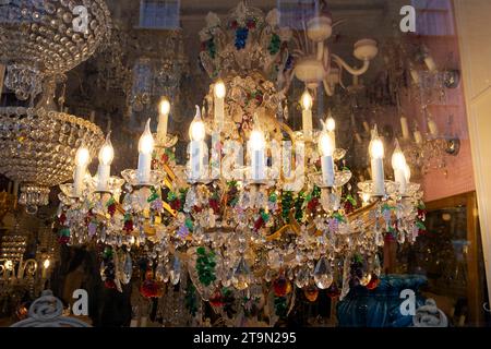 Kronleuchter mit Kerzen und Dekorationen in der Stadt Hay-on-Wye Shop in Christimas während des Hay Winter Festival in Wales Großbritannien, Großbritannien KATHY DEWITT Stockfoto
