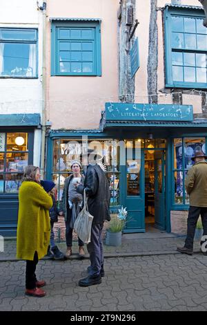 Leute Freunde unterhalten sich vor den Geschäften der Stadt Hay-on-Wye im Christimas während des Hay Winter Festival Buchfestivals in Wales, Großbritannien KATHY DEWITT Stockfoto