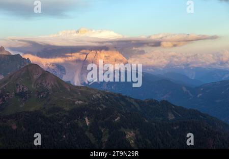 Abendlicher Blick auf den Pelmo, Südtirol, die Alpen Dolomiten, Italien Stockfoto