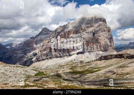 Tal Travenanzes und Felswände in Tofane gruppe, Mount Tofana de Rozes, Alpen Dolomiten Berge, Fanes Nationalpark, Italien Stockfoto