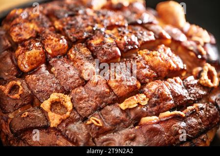 Knusprig braune gebackene Fettkruste aus einem Schweinebraten für ein festliches Abendessen wie Weihnachten, Thanksgiving oder andere Feiertage, Detailaufnahme, ausgewählte foc Stockfoto