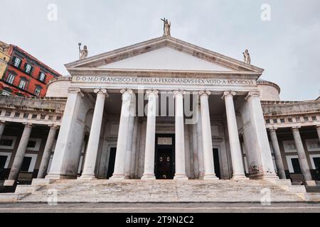 Neapel, Italien - 7. November 2023: Basilika San Francesco di Paola auf der Piazza del Plebiscito Stockfoto