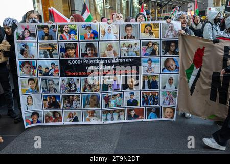 NEW YORK, NEW YORK - 25. NOVEMBER: Pro-Palästina-Demonstranten marschieren durch Upper Manhattan zum American Museum of Natural History und fordern einen dauerhaften Waffenstillstand zwischen Israel und Hamas während einer Protestaktion, die am 25. November 2023 in New York City als „Anti-Kolonial Tour“ bezeichnet wurde. Die militante palästinensische Gruppe Hamas startete am vergangenen Wochenende einen Überraschungsangriff auf Israel von Gaza aus zu Land, zu Wasser und in der Luft, bei dem über 900 Menschen getötet und mehr als 2000 verletzt wurden, so jüngste Berichte der Agentur. Berichten zufolge wurden israelische Soldaten und Zivilisten von der Hamas entführt und nach Gaza gebracht. Der Angriff führte zu einer d Stockfoto