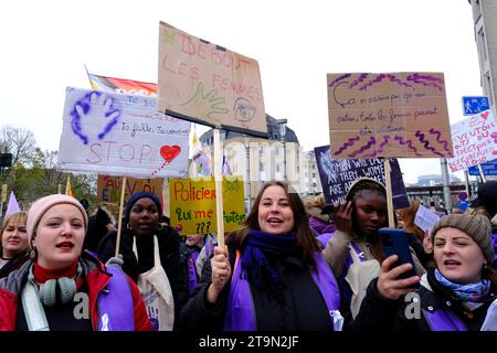 Brüssel, Belgien November 2023. Die Menschen nehmen an einer nationalen Demonstration im Rahmen des Internationalen Tages zur Beseitigung der Gewalt gegen Frauen am 26. November 2023 in Brüssel, Belgien, Teil. Quelle: ALEXANDROS MICHAILIDIS/Alamy Live News Stockfoto