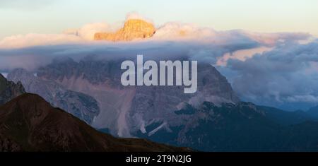 Abendlicher Blick auf den Pelmo, Südtirol, die Alpen Dolomiten, Italien Stockfoto