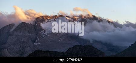 Panoramablick am Vormittag auf den Berg Marmolada, Südtirol, die Alpen Dolomiten, Italien Stockfoto