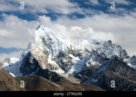 Bergsteigen auf Arakam TSE, Cholatse und Tabuche Peak inmitten der Wolken Wandern Sie zum Everest Basislager, Blick vom Gokyo Peak, Nepal Stockfoto