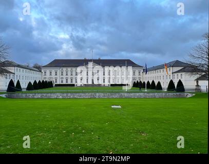 Schloss Bellevue in Berlin Sitz des Bundespräsidenten *** Schloss Bellevue in Berlin Sitz des Bundespräsidenten Copyright: Xmix1x Credit: Imago/Alamy Live News Stockfoto