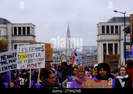 Brüssel, Belgien November 2023. Die Menschen nehmen an einer nationalen Demonstration im Rahmen des Internationalen Tages zur Beseitigung der Gewalt gegen Frauen am 26. November 2023 in Brüssel, Belgien, Teil. Quelle: ALEXANDROS MICHAILIDIS/Alamy Live News Stockfoto