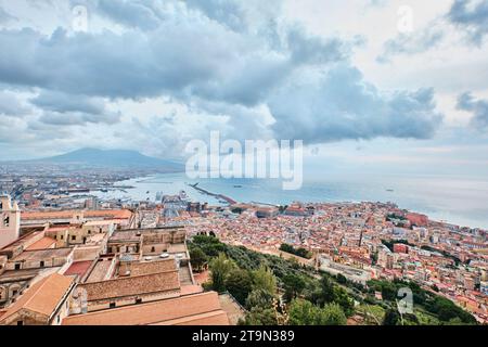 Neapel, Italien - 7. November 2023: Panorama von Neapel, Blick auf den Hafen im Golf von Neapel und den Vesuv. Die Provinz Kampanien Stockfoto