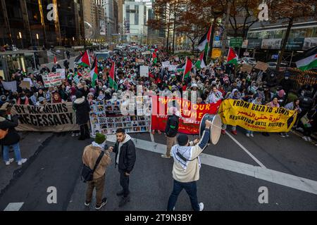 NEW YORK, NEW YORK - 25. NOVEMBER: Pro-Palästina-Demonstranten marschieren durch Upper Manhattan zum American Museum of Natural History und fordern einen dauerhaften Waffenstillstand zwischen Israel und Hamas während einer Protestaktion, die am 25. November 2023 in New York City als „Anti-Kolonial Tour“ bezeichnet wurde. Die militante palästinensische Gruppe Hamas startete am vergangenen Wochenende einen Überraschungsangriff auf Israel von Gaza aus zu Land, zu Wasser und in der Luft, bei dem über 900 Menschen getötet und mehr als 2000 verletzt wurden, so jüngste Berichte der Agentur. Berichten zufolge wurden israelische Soldaten und Zivilisten von der Hamas entführt und nach Gaza gebracht. Der Angriff führte zu einer d Stockfoto