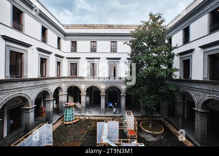 Neapel, Italien - 8. November 2023: Allgemeine Architektur und Straßenblick im Stadtzentrum von Neapel, Kampanien Stockfoto