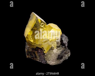 Natürliche gelbe Apatitkristalle (goldener Apatit) isoliert auf schwarzem Hintergrund Stockfoto