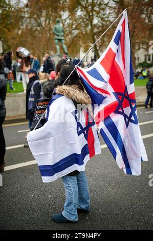 London, UK, 26. November 2023, Demonstrant mit Fahnen auf dem Parlamentsplatz beim Marsch gegen Antisemitismus in Zentral-London. Quelle: Antony Medley/Alamy Live News Stockfoto