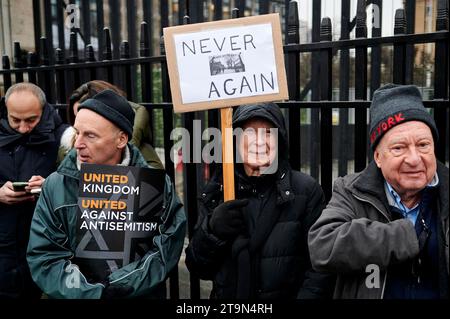 London, UK, 26. November 2023, Demonstranten mit Schildern auf dem Parliament Square beim Marsch gegen Antisemitismus in Central London. Quelle: Antony Medley/Alamy Live News Stockfoto