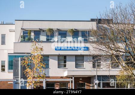 Außerhalb der Spezialeinheit für Krebs im Kingston Hospital, Surrey - die Sir William Rous Einheit Stockfoto