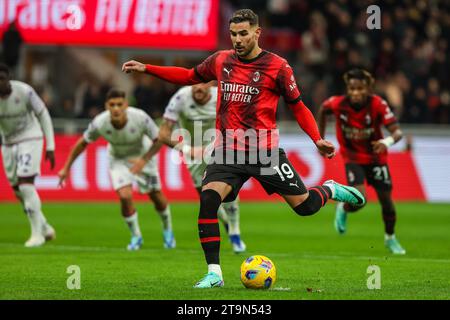 Theo Hernandez vom AC Milan erzielt am 25. November 2023/24 einen Elfmeter beim Fußballspiel der Serie A zwischen AC Milan und ACF Fiorentina im San Siro Stadion in Mailand, Italien 2023 – Foto FCI/Fabrizio Carabelli Stockfoto