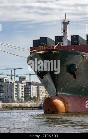 Containerschiff liegt auf der Elbe in Hamburg Stockfoto