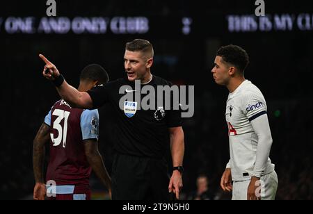 London, Großbritannien. November 2023. Schiedsrichter Robert Jones sieht zu. Premier League Spiel, Tottenham Hotspur gegen Aston Villa im Tottenham Hotspur Stadium in London am Sonntag, den 26. November 2023 . Dieses Bild darf nur für redaktionelle Zwecke verwendet werden. Foto nur für redaktionelle Verwendung von Sandra Mailer/Andrew Orchard Sportfotografie/Alamy Live News Credit: Andrew Orchard Sportfotografie/Alamy Live News Stockfoto