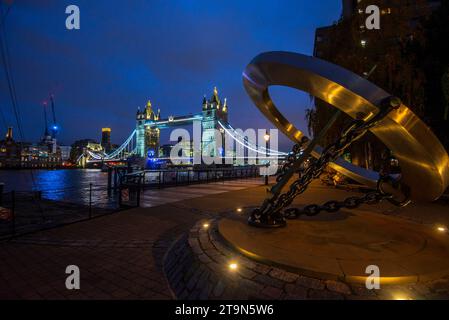 Die Tower Bridge überspannt die Themse, während die Nacht an einem Novemberabend einzieht, London, England, Großbritannien Stockfoto