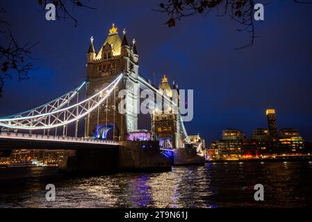 Die Tower Bridge überspannt die Themse, während die Nacht an einem Novemberabend einzieht, London, England, Großbritannien Stockfoto