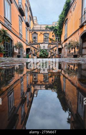 Neapel, Italien - 8. November 2023: Schönes klassisches Wohnhaus im Renaissance-Stil Palazzo Marigliano im historischen Zentrum von Neapel Stockfoto