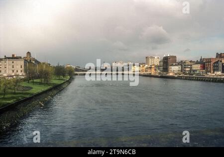 1977 Archivfoto mit Blick auf den Fluss Clyde in Glasgow von der A77 Glasgow Bridge bis zur South Portland Street Hängebrücke. Stockfoto