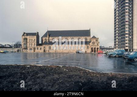 1977 Archivfoto von St.. John the Evangelist, römisch-katholische Kirche an der Portugal Street in den Lauriston Gorbals, Glasgow. Die Kirche wurde 1846 erbaut und 1982 geschlossen und abgerissen. Der Standort wurde nun für Wohnzwecke entwickelt. Stockfoto