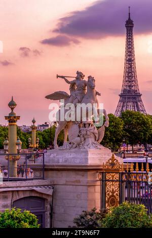 Die Sonne ragt über Paris und wirft ein Lavendelglühen auf den Eingang der Tuilerien mit Blick auf den Place de la Concorde und den Eiffelturm. Stockfoto