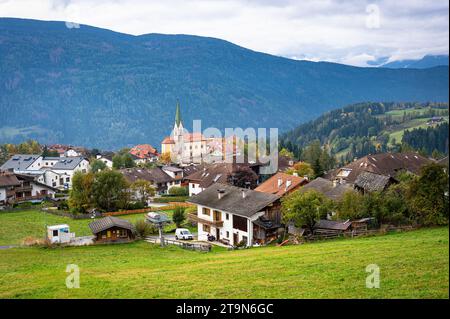 Das Dorf Terenten in den italienischen Alpen Stockfoto