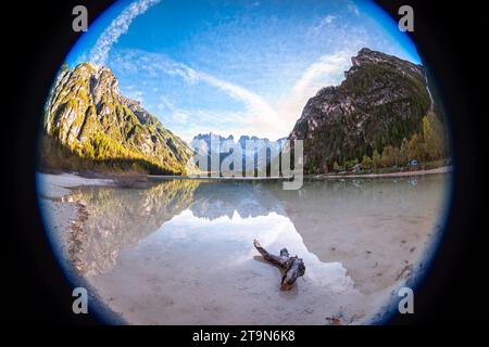 Fischaugenbild eines Sees in den Dolomiten, Italien Stockfoto
