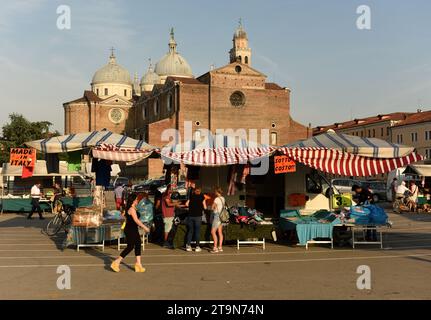 Padua, Italien - 15. Juni 2019: Menschen auf dem Straßenmarkt in der Nähe der Abtei Santa Giustina in Padua. Stockfoto
