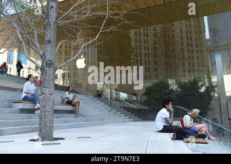 Chicago, USA - 04. Juni 2018: Menschen in der Nähe des Apple Stores an der Michigan Avenue in Chicago, Illinois. Stockfoto