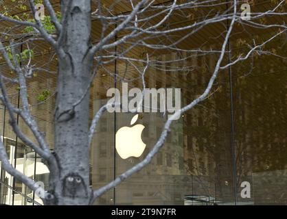 Chicago, USA – 04. Juni 2018: Apple-Logo im Apple Store auf der Michigan Avenue in Chicago, Illinois. Stockfoto