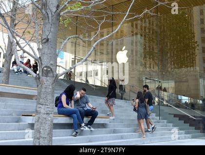 Chicago, USA - 04. Juni 2018: Menschen in der Nähe des Apple Stores an der Michigan Avenue in Chicago, Illinois. Stockfoto