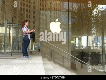 Chicago, USA - 04. Juni 2018: Frau in der Nähe des Apple Store an der Michigan Avenue in Chicago, Illinois. Stockfoto