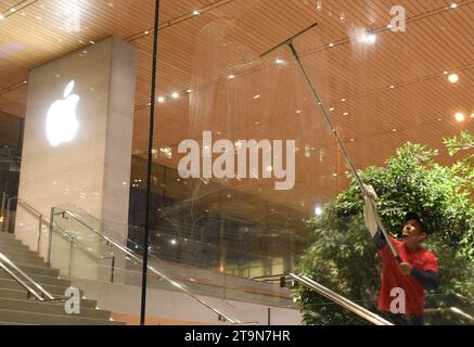 Chicago, USA – 05. Juni 2018: Arbeiter waschen nachts Fenster im Apple Store an der Michigan Avenue in Chicago. Stockfoto