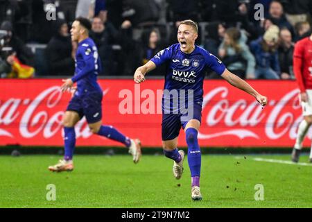 Brüssel, Belgien November 2023. Anderlechts Ludwig Augustinsson feiert während eines Fußballspiels zwischen RSC Anderlecht und RWD Molenbeek am 15. Tag der ersten Liga der Jupiler Pro League 2023-2024 in Brüssel, den 26. November 2023. BELGA FOTO LAURIE DIEFFEMBACQ Credit: Belga News Agency/Alamy Live News Stockfoto
