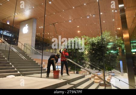 Chicago, USA - 5. Juni 2018: Arbeiter waschen nachts Fenster im Apple Store auf der Michigan Avenue in Chicago. Stockfoto