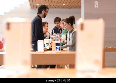 Chicago, USA - 06. Juni 2018: Menschen im Apple Store an der Michigan Avenue in Chicago. Stockfoto