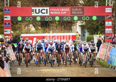 Dublin, Irland. November 2023. Die Abbildung zeigt den Start des Juniorrennens der Frauen der Weltmeisterschaft Cyclocross-Radrennen in Dublin, Irland, Stufe 5 (von 14) der UCI-Weltmeisterschaft Cyclocross-Wettbewerb, Sonntag, den 26. November 2023. BELGA FOTO DAMIEN EAGERS Credit: Belga Nachrichtenagentur/Alamy Live News Stockfoto