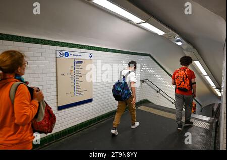 Paris, Frankreich. Juli 2022. Die U-Bahn-Station des berühmten historischen Friedhofs Pere Lachaise. Drei Reisende kommen durch den Flur, um zu gehen Stockfoto