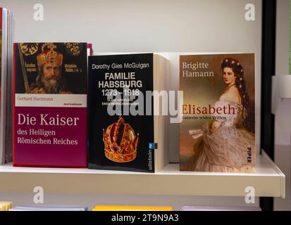 21.11.2023, Österreich, die Hauptstadt Wien. Weltmuseum in der Hofburg, das Weltmuseum Wien, ein ethnographisches Museum und beherbergt einige der weltweit wichtigsten außereuropäischen Sammlungen. Bücher über Familie Habsburg, die Kaiser und Kaiserin Elisabeth Sissi in einer Bücherei des Museums. 21.11.2023, Wien in Österreich 21.11.2023, Wien in Österreich *** 21 11 2023, Österreich, die Hauptstadt Wien Weltmuseum in der Hofburg, das Weltmuseum Wien, ein ethnographisches Museum und beherbergt einige der wichtigsten außereuropäischen Sammlungen der Welt Bücher über die Familie Habsburg, die Kaiser und Stockfoto