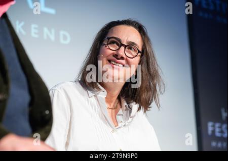 Hey-on-Wye, Wales, Großbritannien. Sonntag, 26. November 2023. Susie Dent und Sarah Ogilvie sprechen mit Stephen Fry beim Hay Festival Winter Weekend. Quelle: Sam Hardwick/Alamy Live News. Stockfoto