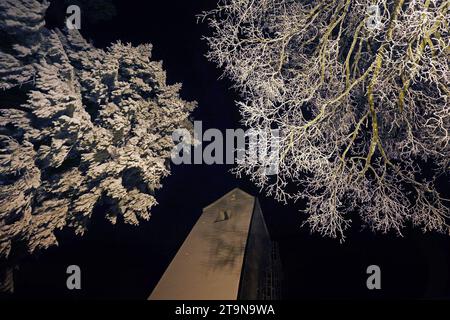26. November 2023, Bayern, Stötten: Der Kirchturm der Kirche St. Georg steht auf dem 1055 Meter hohen Auerberg hinter frostbedeckten Bäumen. Foto: Karl-Josef Hildenbrand/dpa Stockfoto