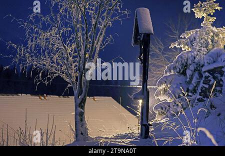 26. November 2023, Bayern, Stötten: Abends steht ein Kreuz in der verschneiten, frostigen Landschaft auf dem 1055 Meter hohen Auerberg. Foto: Karl-Josef Hildenbrand/dpa Stockfoto