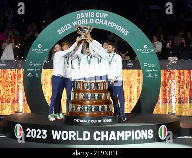 Das italienische Team feiert den Sieg des Davis Cup 2023 im Palacio de Deportes Jose Maria Martin Carpena in Malaga, Spanien. Bilddatum: Sonntag, 26. November 2023. Stockfoto