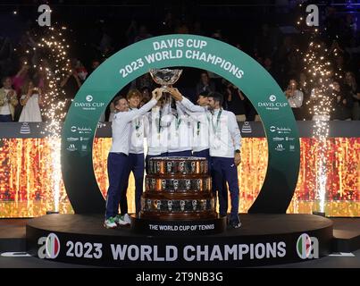 Das italienische Team feiert den Sieg des Davis Cup 2023 im Palacio de Deportes Jose Maria Martin Carpena in Malaga, Spanien. Bilddatum: Sonntag, 26. November 2023. Stockfoto