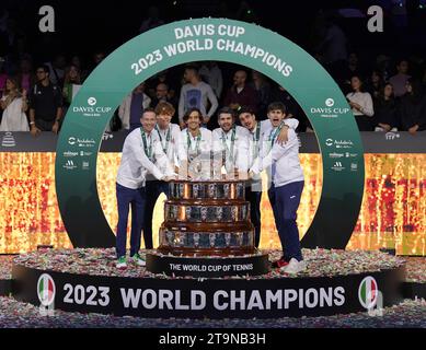 Das italienische Team feiert den Sieg des Davis Cup 2023 im Palacio de Deportes Jose Maria Martin Carpena in Malaga, Spanien. Bilddatum: Sonntag, 26. November 2023. Stockfoto